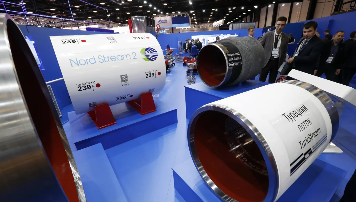 Rosjanie chcą sprzedawać Europie głównie Niemcom jeszcze więcej gazu. W tym właśnie celu chcą dokończyć za rok rozbudowę gazociągu Nord Stream przez Bałtyk. Amerykanie grożą sankcjami przeciwko firmom z zachodu Europy, które będą współpracować przy realizacji projektu i oferują Europie swój gaz skroplony, który na razie płynie w zbiornikach statków do Wielkiej Brytanii i do Polski. Władimir Putin kusi więc Zachodnią Europę stałymi dostawami i wspólnymi interesami surowcowymi. A Donald Trump powtarza, że zwłaszcza Niemcy zamierzają popaść w uzależnienie od rosyjskiego surowca, jednocześnie oferując swój gaz i stawiając za przykład Polskę, która już go kupuje.