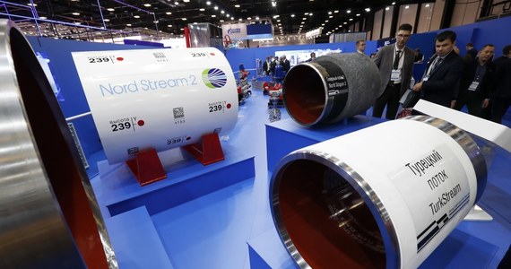 Rosjanie chcą sprzedawać Europie głównie Niemcom jeszcze więcej gazu. W tym właśnie celu chcą dokończyć za rok rozbudowę gazociągu Nord Stream przez Bałtyk. Amerykanie grożą sankcjami przeciwko firmom z zachodu Europy, które będą współpracować przy realizacji projektu i oferują Europie swój gaz skroplony, który na razie płynie w zbiornikach statków do Wielkiej Brytanii i do Polski. Władimir Putin kusi więc Zachodnią Europę stałymi dostawami i wspólnymi interesami surowcowymi. A Donald Trump powtarza, że zwłaszcza Niemcy zamierzają popaść w uzależnienie od rosyjskiego surowca, jednocześnie oferując swój gaz i stawiając za przykład Polskę, która już go kupuje.