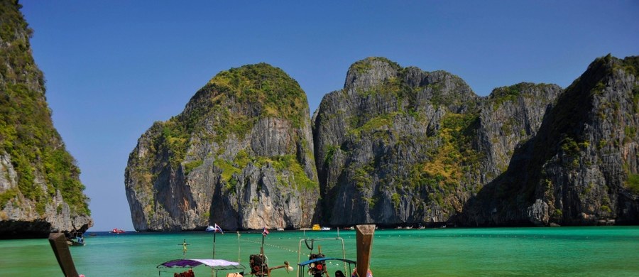 Najsłynniejsza plaża w Tajlandii w Zatoce Maya na wyspie Ko Phi Phi Leh, wbrew zapowiedziom wład,z nie zostanie otwarta dla turystów. Przepiękną plażę z białego piasku i lazurową wodę zatoki rozsławił na całym świecie film z 2000 roku z Leonardo DiCaprio w roli głównej. Od tamtej pory jej zmorą są… turyści.