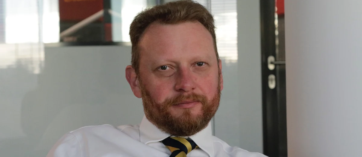 „Moim zdaniem i zdaniem rządu to jest zła inicjatywa. Sczepienia obowiązkowe są w Polsce od wielu lat, dzięki temu nie mamy takich chorób, które kiedyś były" - powiedział w Porannej rozmowie w RMF FM minister zdrowia Łukasz Szumowski.   „W związku z migracjami pojawia się coraz więcej przypadków chorób zakaźnych, których nie mieliśmy. Korelacja między autyzmem, a szczepionkami już wielokrotnie była badana. Tej korelacji nie ma. Dane medyczne tego nie pokazują. Był jeden doktor, który zanalizował 12 przypadków i to jeszcze z opowieści rodziców. Ta praca została opublikowana przez kolejnych badaczy, odsądzona od czci i wiary, a do dzisiaj wszyscy się posługują tym przypadkiem. Od szczepienia dziecko nie dostanie autyzmu” – podkreśla minister zdrowia.