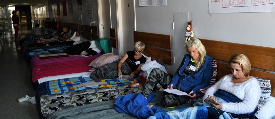 Do Sejmu jadą głodujące pielęgniarki z Przemyśla i Tarnobrzegu. “Jeżeli nie zostaną wpuszczone do budynku, wyruszą do ministerstwa zdrowia” - zapowiedział Bartosz Arłukowicz z PO. 