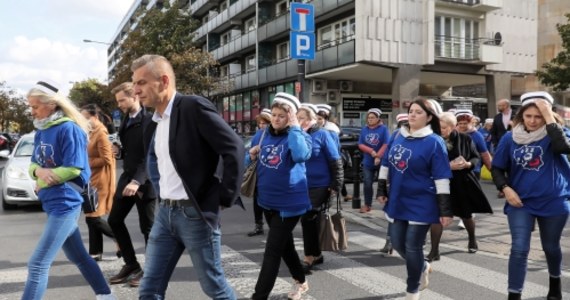 Do Sejmu dotarły głodujące pielęgniarki z Przemyśla i Tarnobrzegu. Straż Marszałkowska nie pozwoliła im wejść na teren parlamentu. Pielęgniarkom towarzyszy były minister zdrowia i poseł PO Bartosz Arłukowicz. Przed godziną 13:00 pielęgniarki wyruszyły w stronę Ministerstwa Zdrowia, tam jednak nie było szefa resortu. Czekał na nie w Centrum Partnerstwa Społecznego "Dialog".