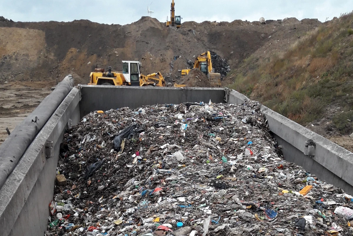 ​Policja zatrzymała we wtorek pięć samochodów przewożących ponad 100 ton odpadów. Miały one być zrzucone do wyrobiska żwirowni w Lewkówce w gminie Moszczenica - poinformowała Ilona Sidorko z Komendy Miejskiej Policji w Piotrkowie Trybunalskim.