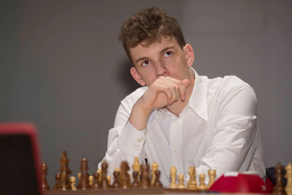 Polacy po zaciętym meczu przegrali w dziesiątej, przedostatniej rundzie z Chińczykami 1:3 i stracili pozycję lidera turnieju open rozgrywanej w Batumi Olimpiady Szachowej. Pierwsza porażka nie pozbawiła ich jednak szans na medal.