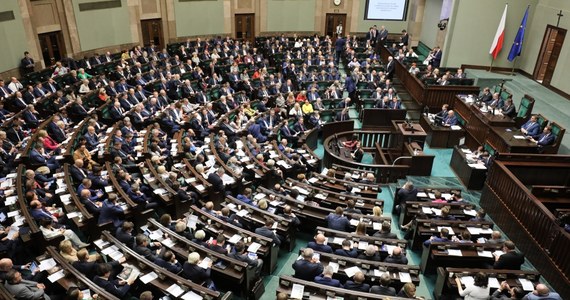 Sejm uchwalił w czwartek ustawę o Pracowniczych Planach Kapitałowych, zakładającą utworzenie powszechnego, dobrowolnego i prywatnego systemu oszczędzania, współtworzonego przez pracowników, pracodawców i państwo.