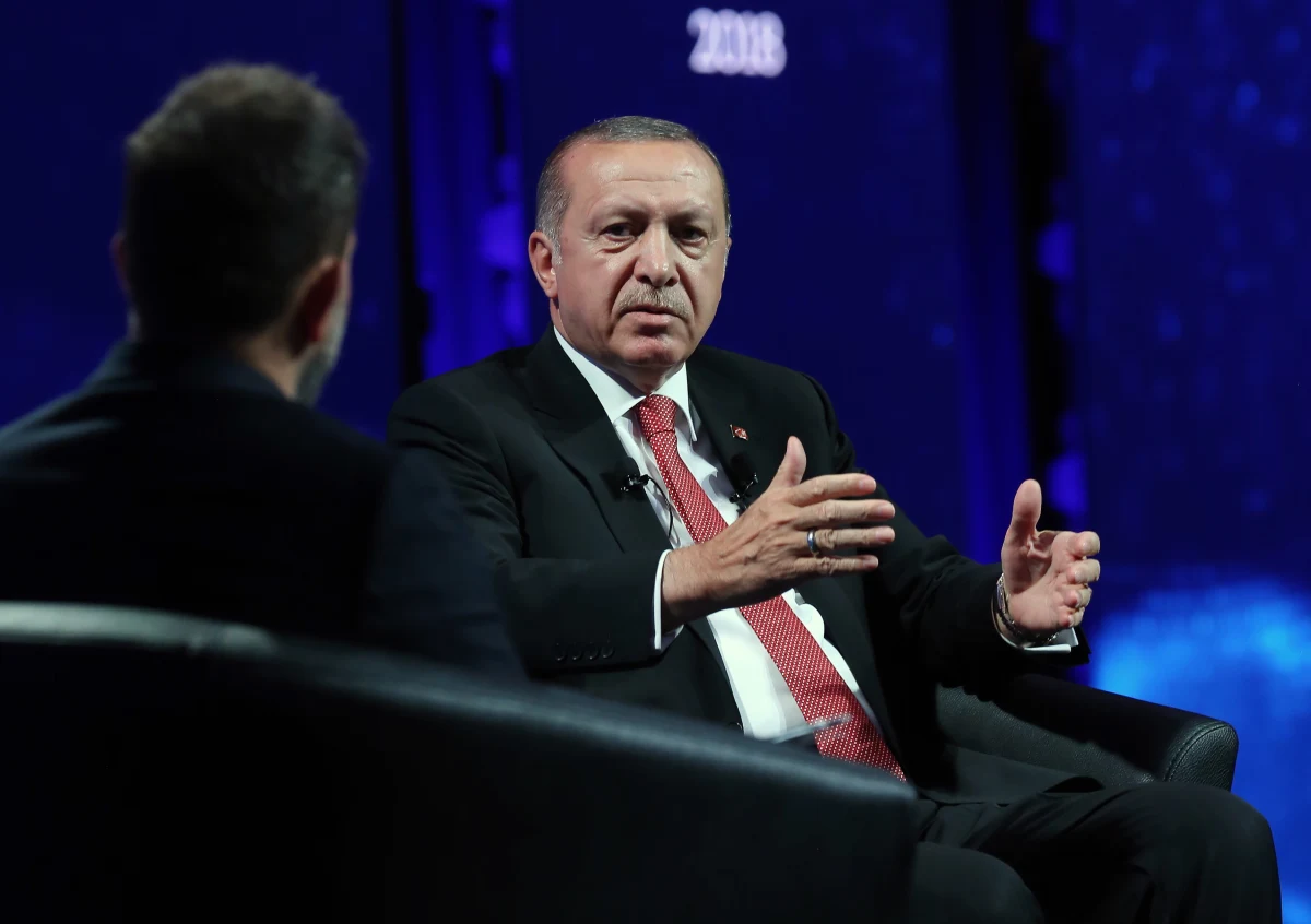 "Turcja nie wycofa się ze stref, które kontroluje w Syrii, do czasu aż odbędą się tam wybory" - oświadczył w czwartek prezydent Turcji Recep Tayyip Erdogan. Zasugerował również, że Turcja rozważy referendum w sprawie kontynuowania procesu akcesji do UE.
