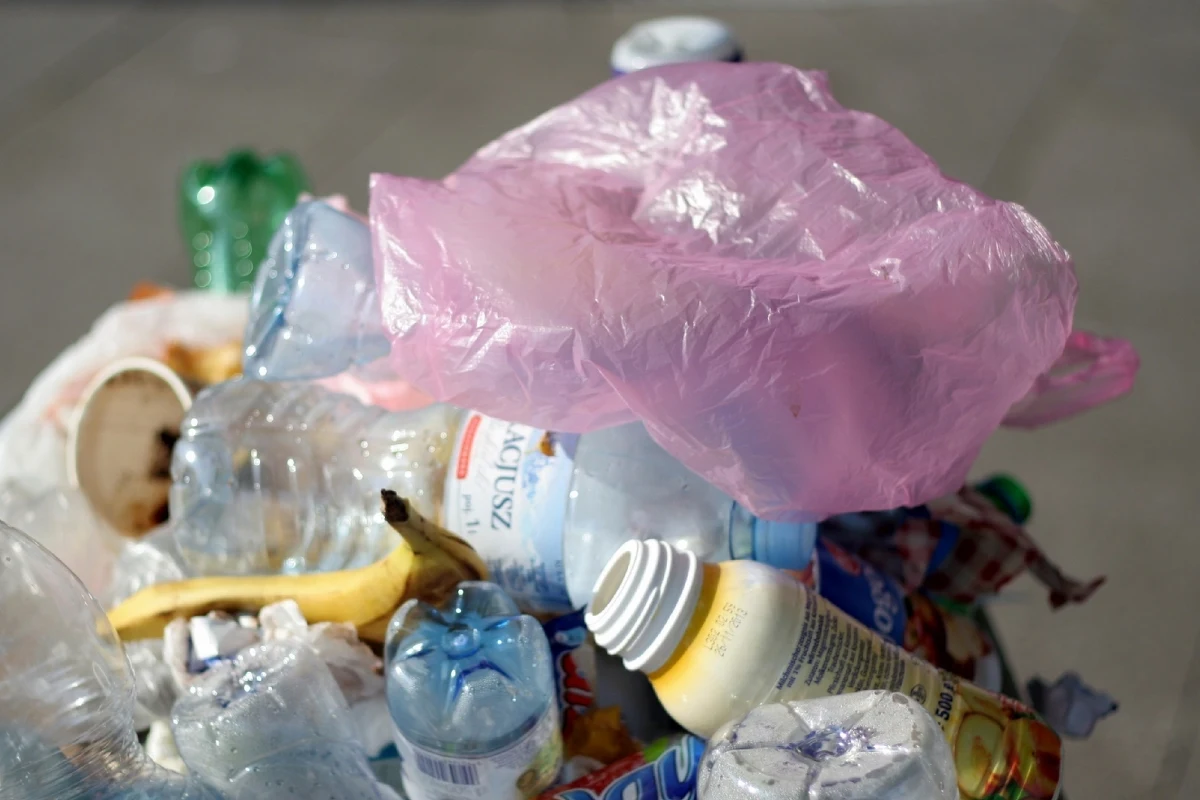 ​Za wywóz nieczystości więcej zapłacą i gminy, i mieszkańcy. Znikną też zsypy w blokach - podaje w piątek "Rzeczpospolita". Rząd chce zmobilizować Polaków do segregacji śmieci - od Nowego Roku będzie obowiązkowa w szerszym zakresie - podaje gazeta. 