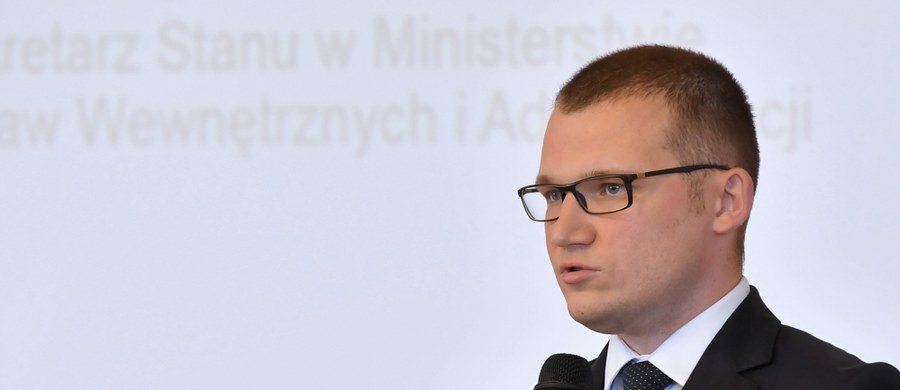 "Zawsze był ten problem, że zdarzały się komisje, w których brakowało członków. Każda komisja może zostać uzupełniana poprzez np. przedstawicieli danego komitetu wyborczego" – stwierdził w rozmowie z „Rzeczpospolitą” wiceszef MSWiA Paweł Szefernaker. "Źródłem tego problemu jest również w tym roku bardzo dobra sytuacja gospodarcza. Wiele osób - oprócz poczucia obywatelskiego obowiązku - cieszyło się z diety za pracę w komisji. Teraz dieta już nie jest magnesem" – ocenił. 