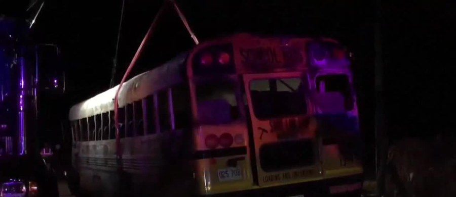 Trzy osoby jadące ciężarówką zginęły w wyniku zderzenia ze szkolnym autobusem w Newton w USA. Po zderzeniu autobus stanął w płomieniach, ale dzieciom i kierowcy udało się bezpiecznie opuścić pojazd. Mają tylko lekkie obrażenia.