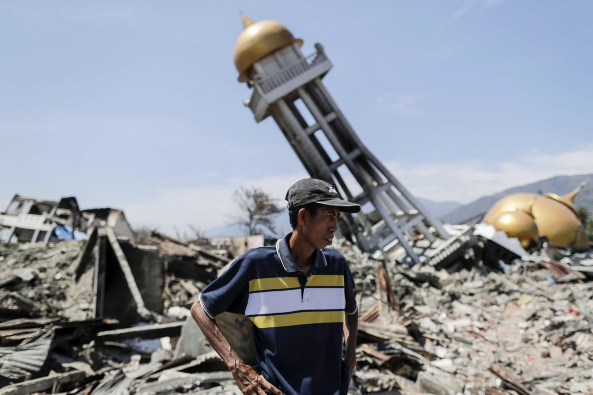 ​Ekipy ratunkowe podjęły w piątek poszukiwania ostatniej szansy po katastrofalnym trzęsieniu ziemi, które 28 września nawiedziło indonezyjską wyspę Celebes. Liczba ofiar śmiertelnych po trzęsieniu ziemi i przejściu fal tsunami przekroczyła 1500.