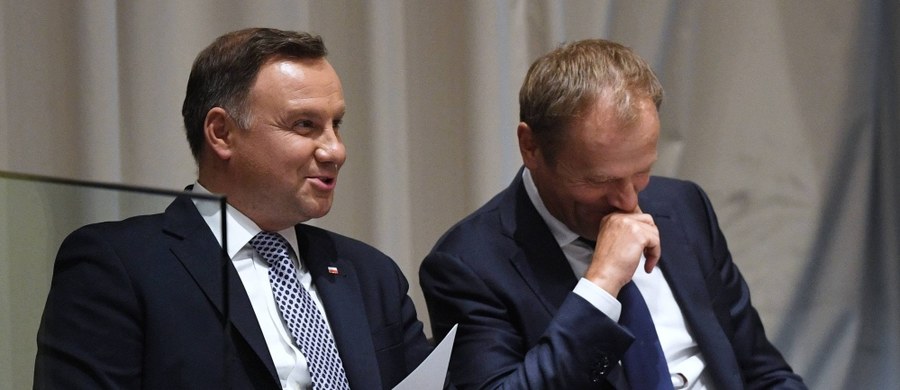 Prezydent Andrzej Duda w wywiadzie dla "Super Expressu" opowiedział o kulisach swojej niedawnej rozmowy z Donaldem Tuskiem. Politycy spotkali się przy okazji obrad Zgromadzenia Ogólnego ONZ w Nowym Jorku. Uwagę dziennikarzy zwrócił fakt, że nie tylko siedzieli obok siebie, ale też wyglądali na rozbawionych.