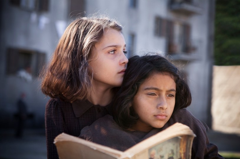 "Genialna przyjaciółka" to adaptacja pierwszej z czterech powieści bestsellerowego cyklu Eleny Ferrante. Produkcja pokazywana była na tegorocznym Festiwalu Filmowym w Wenecji. Premiera nowego serialu odbędzie się 19 listopada w HBO oraz HBO GO.