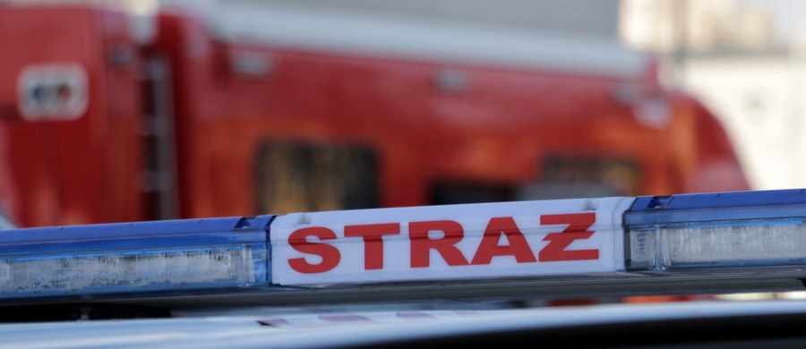 ​Policjanci pod nadzorem prokuratury badają okoliczności śmierci 53-letniej mieszkanki Olsztyna. Kobietę znaleźli w nocy strażacy wezwani do pożaru mieszkania przy ulicy Pana Tadeusza.