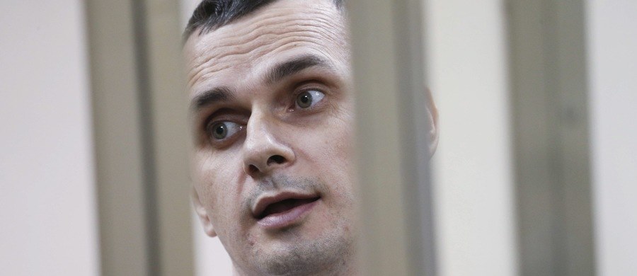 Wiceszef rosyjskiej Federalnej Służby Więziennej Witalij Maksimienko poinformował w piątek, że odbywający karę 20 lat więzienia ukraiński reżyser Oleg Sencow przerwał głodówkę, którą prowadził od ponad czterech miesięcy. Rozpoczęto jego rehabilitację - dodał.