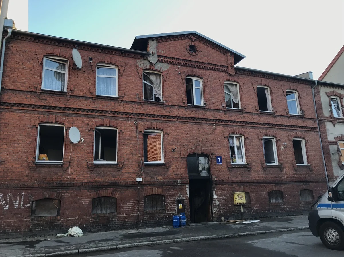 ​Policja zatrzymała mężczyznę podejrzanego o podpalenie kamienicy w Lęborku w województwie pomorskim. Został już aresztowany. Do pożaru doszło w nocy z niedzieli na poniedziałek. W budynku przebywało wtedy 25 osób, z których 20 zostało rannych. Ciężkim poparzeniom uległo troje dzieci.