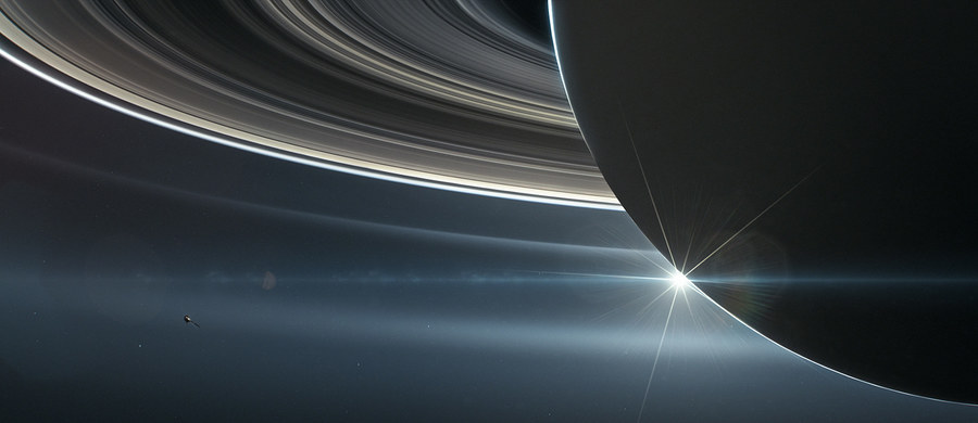 Sonda Cassini, w ostatnich dniach swojej misji wokół Saturna zarejestrowała strumień cząstek, który naukowcy nazwali "pierścieniowym deszczem". Międzynarodowy zespół badaczy opublikował właśnie na łamach czasopisma "Science" pierwsze wyniki analiz danych, które kosmiczna sonda przesłała w połowie września ubiegłego roku, tuż przed bezpowrotnym wejściem w gęste warstwy atmosfery planety. Okazuje się, że Cassini napotkała wtedy głównie okruchy wodnego lodu i drobiny krzemianów, spadające na planetę z jej słynnych pierścieni. W sumie "Science" publikuje aż 6 artykułów opisujących wnioski z tych bezprecedensowych, przeprowadzonych "w ostatniej chwili" badań. 