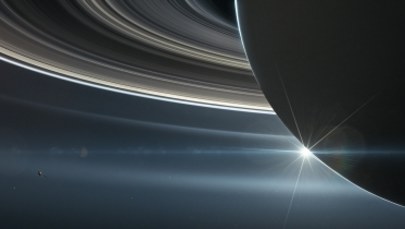 Sonda Cassini odkryła nad Saturnem lodowy deszcz. Trochę przykurzony...