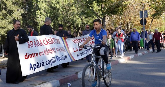 ​Referendum w Rumunii odbywające się na zmienionych zasadach oraz obawy dotyczące polityki antykorupcyjnej i rządów prawa pokazują, że kolejne postkomunistyczne państwo UE zmierza ku demokracji "nieliberalnej" - pisze w piątek "Financial Times".