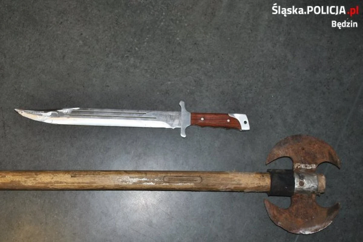 ​Desperat z wojennym toporem i sporych rozmiarów wojskowym bagnetem zaatakował przechodnia na ulicy w Sławkowie w Śląskiem - informuje dziennikarz RMF FM Marcin Buczek. 