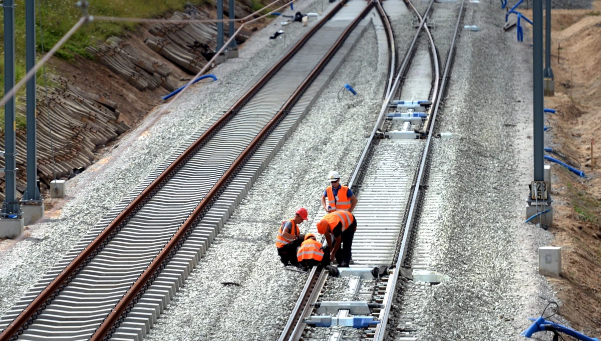 ​Jeśli firma Astaldi nie wróci do realizacji kontraktów na liniach kolejowych Lublin-Warszawa i Poznań-Wrocław, mamy przygotowane warianty działania - powiedział członek zarządu PKP PLK Arnold Bresch. Jak dodał, w piątek mija wyznaczony firmie czas wznowienia prac.