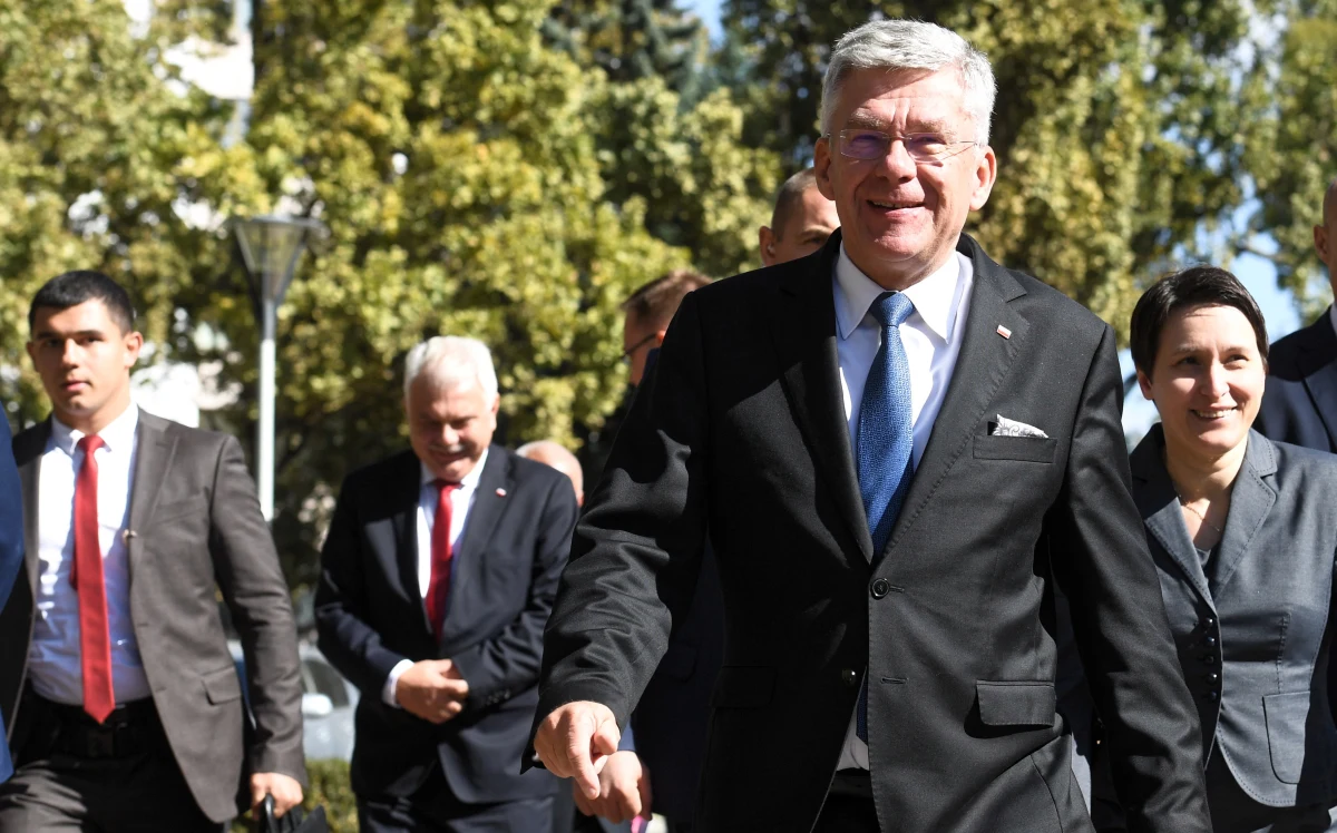 "Będziemy zabiegać o taką zmianę konstytucji, by w Polsce było nie 100, lecz 102 senatorów, w tym dwaj przedstawiciele Polonii" - zapowiedział w piątek w stolicy Mołdawii, Kiszyniowie, marszałek Senatu Stanisław Karczewski.
