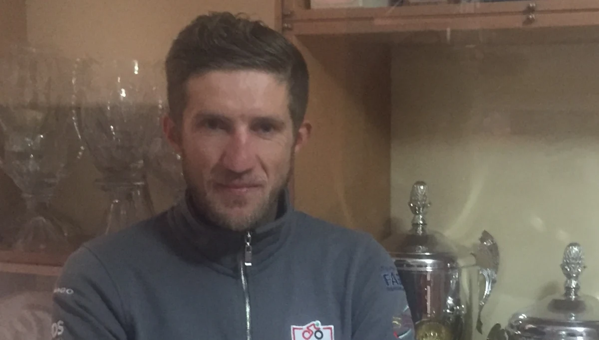 Do Włoch ścigać się na rowerze wyjechał mając 19 lat. Teraz przed czterdziestką podjął decyzję o zakończeniu kariery. Przemysław Niemiec polski kolarze zespołu Emirates podjął decyzję, że rozpoczynający się 9 października wyścig dookoła Turcji będzie ostatnim jego w zawodowym peletonie. O końcu kariery osiągnięciach i o tym co będzie robiło po odstawieniu roweru z Przemysławem Niemcem rozmawiał Wojciech Marczyk.