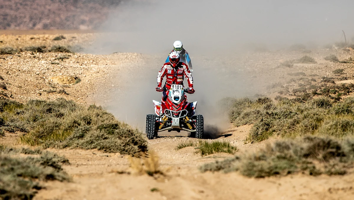Zarówno Rafał Sonik, jak i Paweł Otwinowski nie ukończyli pierwszego etapu Rajdu Maroka. W Yamahę Raptor krakowianina uderzył inny quad, uszkadzając sworzeń wahacza w prawym przednim kole i uniemożliwiając dalszą jazdę. Mniej doświadczony z naszych reprezentantów miał wypadek i złamał nadgarstek. Dobra informacja jest taka, że walczący o podium Pucharu Świata Sonik będzie mógł w sobotę kontynuować ściganie, po przyjęciu kary czasowej.