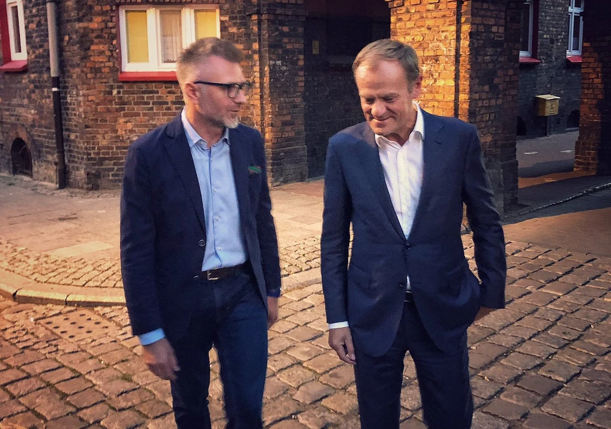 Przewodniczący Rady Europejskiej Donald Tusk spacerował w piątkowy wieczór po katowickim Nikiszowcu - zabytkowym osiedlu robotniczym z początku XX wieku. Jego przewodnikiem był kandydat Koalicji Obywatelskiej na prezydenta Katowic Jarosław Makowski.