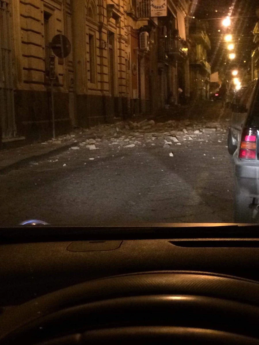 Trzęsienie ziemi o magnitudzie 4,8 nawiedziło nad ranem wschodnią część Sycylii - poinformowała włoska służba sejsmologiczna. Według mediów wiele osób odniosło niegroźne obrażenia. 