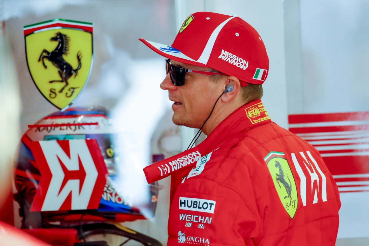 ​Fiński kierowca formuły 1 Kimi Raikkonen przed Grand Prix Japonii zaskoczył dziennikarzy prezentując tomik własnej poezji haiku, która była pisana przez wiele lat w "chwilach zadumy".