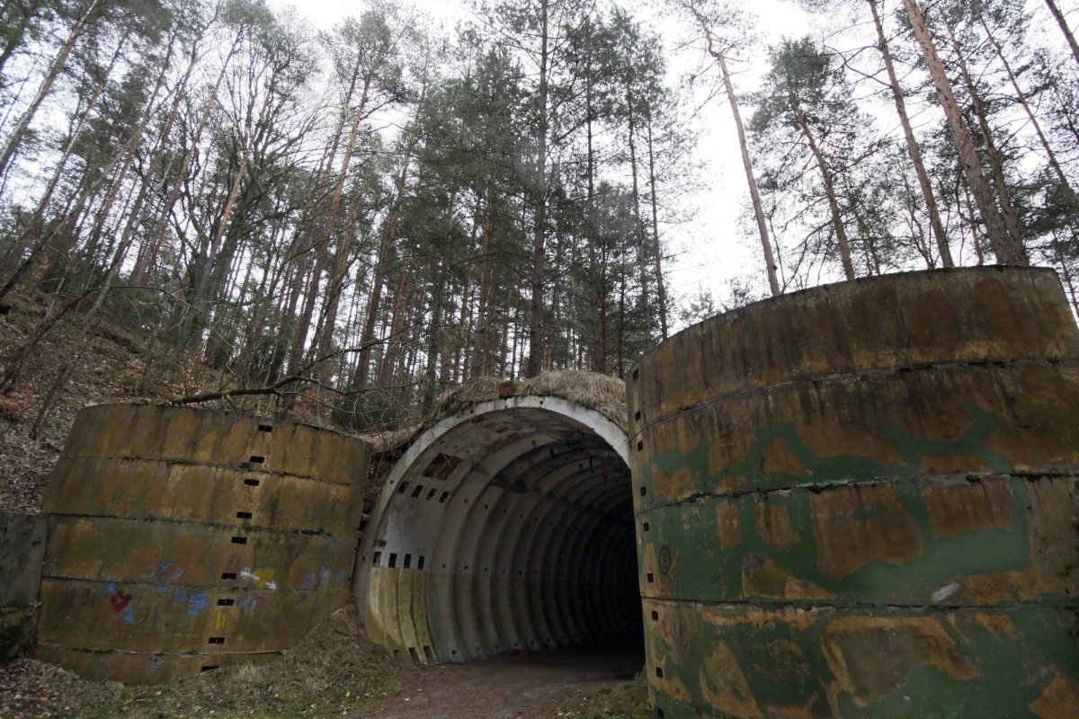 ​Atomowe radzieckie bazy na terenie Polski nie były mistrzowsko zakamuflowane, a na ich terenie mieszkały rodziny żołnierzy z dziećmi - ustalił archeolog dr Grzegorz Kiarszys. Nieznane do tej pory elementy baz wykrył on m.in. dzięki analizie wywiadowczych materiałów CIA.