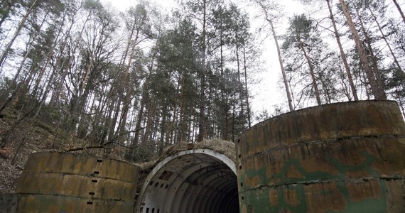 ​Atomowe radzieckie bazy na terenie Polski nie były mistrzowsko zakamuflowane, a na ich terenie mieszkały rodziny żołnierzy z dziećmi - ustalił archeolog dr Grzegorz Kiarszys. Nieznane do tej pory elementy baz wykrył on m.in. dzięki analizie wywiadowczych materiałów CIA.