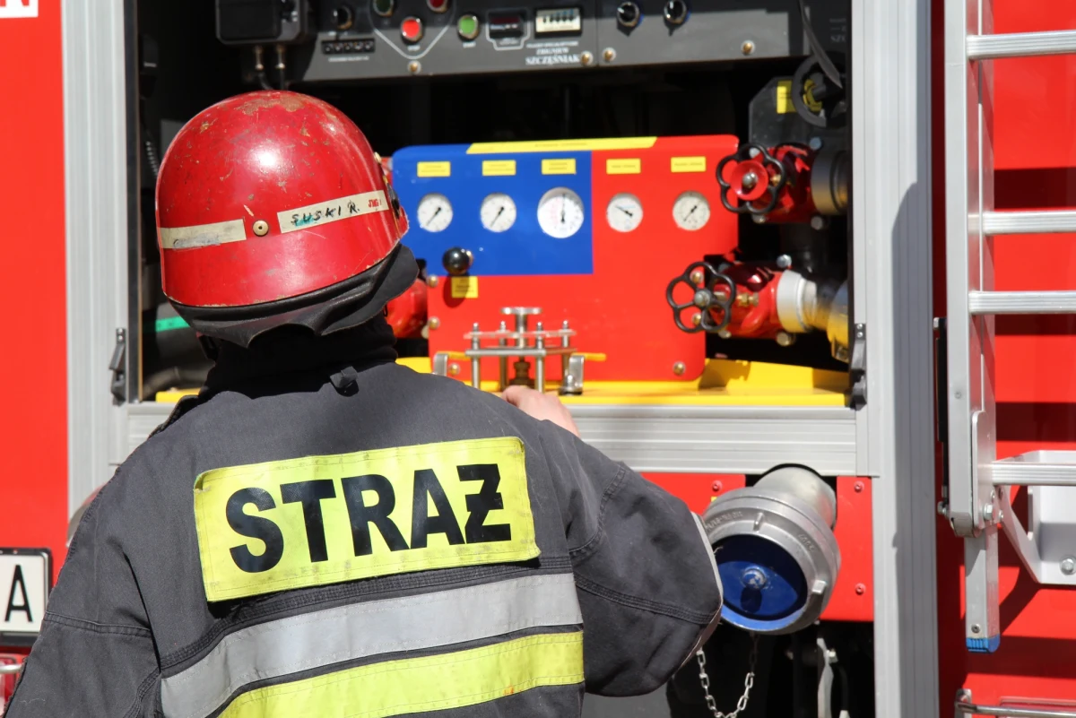 Strażacy przeszukali gruzowisko domu w Rozniszewie w powiecie kozienieckim na Mazowszu. Wcześniej w wyniku eksplozji zawaliła się część budynku. Zginęła około 50-letnia kobieta. 