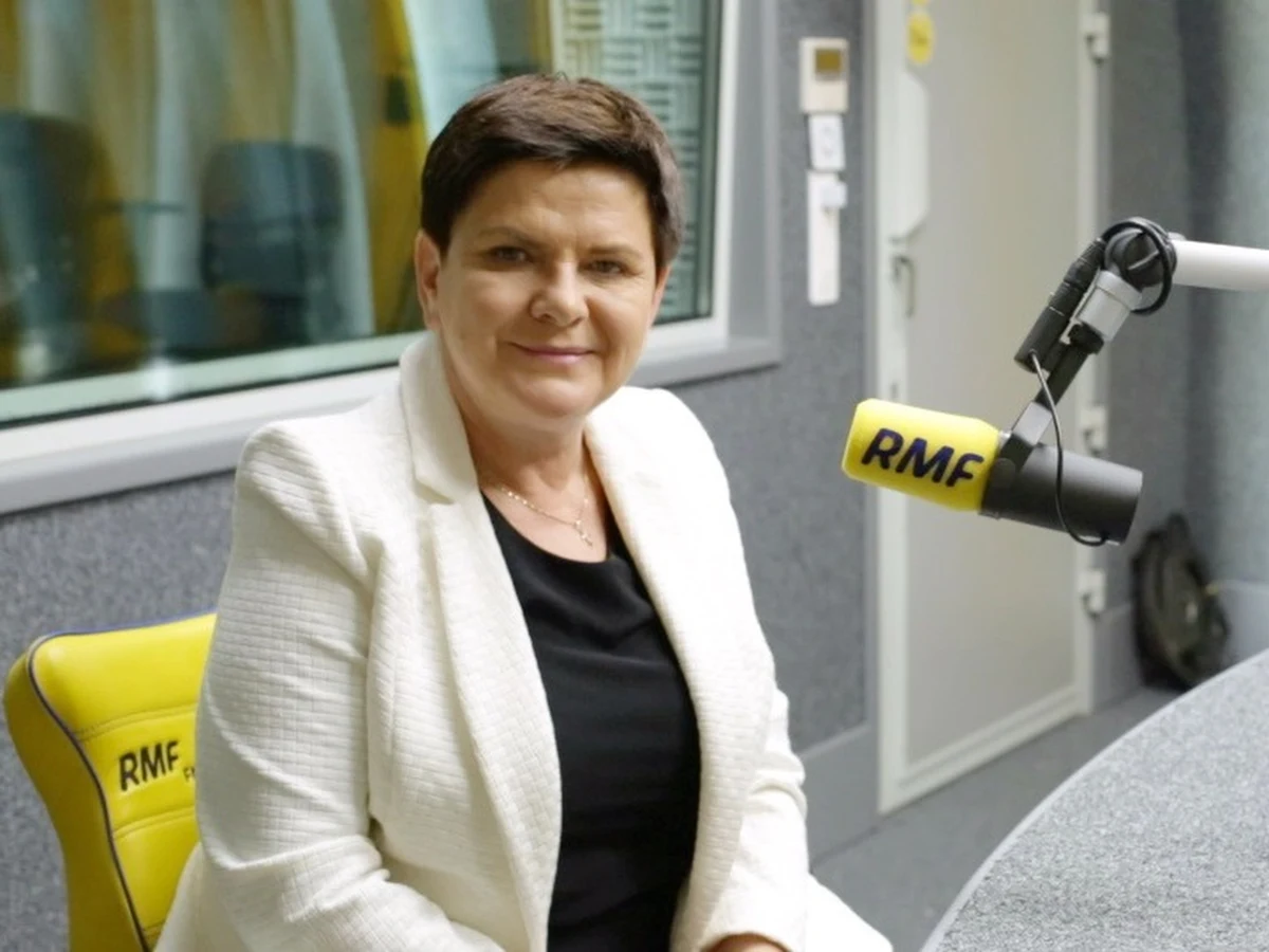 "Mam nadzieję, że cała sytuacja z taśmami zostanie wyjaśniona. To jest bardzo niebezpieczne dla państwa, to uderzenie w szefa rządu, to jest ewidentnie próba zmiany władzy w Polsce" - powiedziała Beata Szydło w programie Gość Krzysztofa Ziemca w RMF FM, komentując sprawę taśmy z nagraniem Mateusza Morawieckiego. "Przyszłość UE jest niezwykle ważna. Ostatnio politycy PO zaczynają straszyć Polaków, że jest jakiś plan wyprowadzenia Polski z Unii Europejskiej. To jest wierutne kłamstwo. Dopóki PiS rządzić będzie, Polska będzie w UE, co nie znaczy, że nie mamy wizji zmiany w UE" - podkreśliła była premier, odnosząc się do stanowiska rządu PiS wobec Unii Europejskiej. 