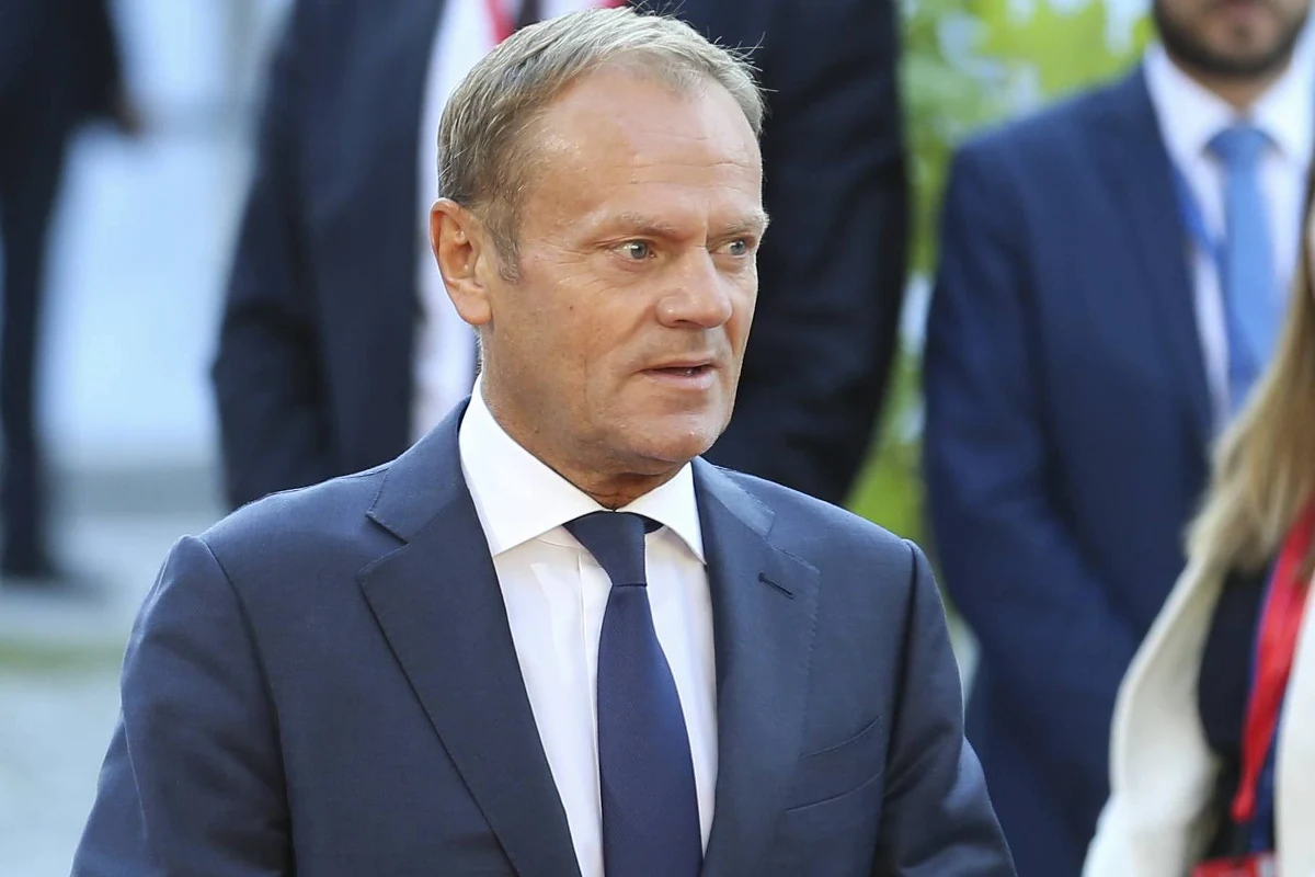 Gdyby tak 11 listopada liderzy polskich partii politycznych mogli zamanifestować nie udawaną przyjaźń, ale to, że są w stanie myśleć o perspektywie pojednania, o zdolności rozmowy ze sobą, być może byłoby to cenniejsze niż inne formy obchodów tego święta - mówił w sobotę b. premier, szef Rady Europejskiej Donald Tusk.
