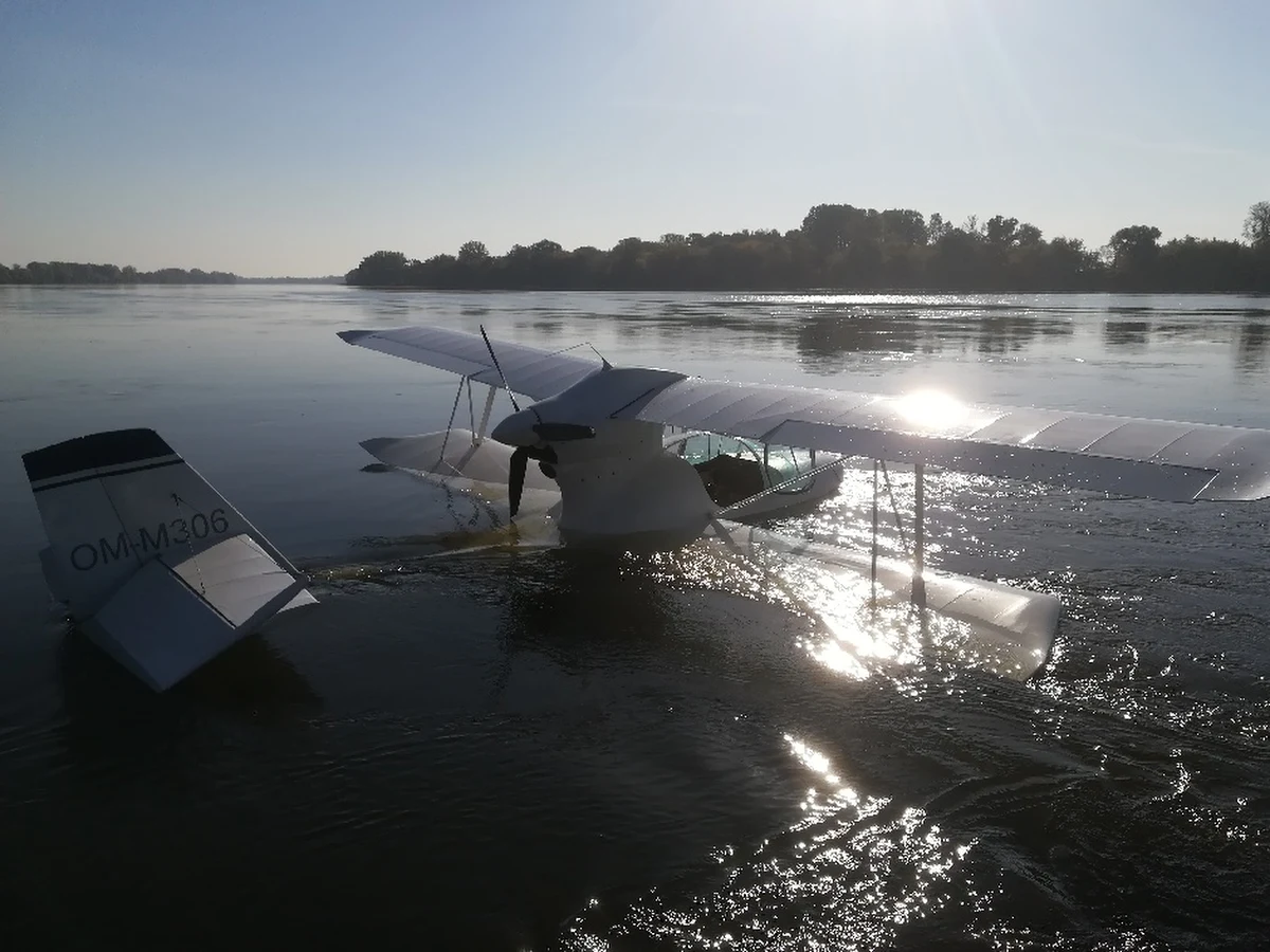 Nietypowa akcja strażaków w Toruniu. Na Wiśle wylądował tam awaryjnie samolot, z którego strażacy musieli ewakuować dwie osoby. 