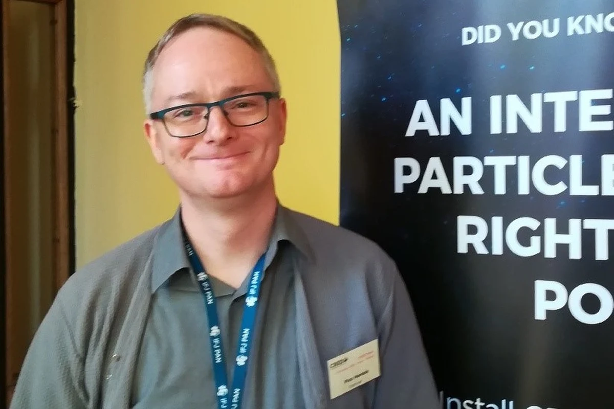 Ciężka praca przez ostatnie dwa lata przyniosła ten piękny efekt, cieszymy się pierwszym światłem pierwszego eksperymentu na infrastrukturze CREDO – mówi RMF FM dr hab. Piotr Homola z IFJ PAN, pomysłodawca projektu Cosmic Ray Extremely Distributed Observatory, dzięki któremu każdy może się stać i współtwórcą, i współużytkownikiem największego detektora cząstek promieniowania kosmicznego w historii, przy okazji także potencjalnym współodkrywcą. Wystarczy smartfon i włączona na noc aplikacja CREDO Detector. Rozwijany od ponad dwóch lat, projekt CREDO przyniósł pierwsze dane o wartości naukowej. Zaprezentowano je w Instytucie Fizyki Jądrowej Polskiej Akademii Nauk w Krakowie.