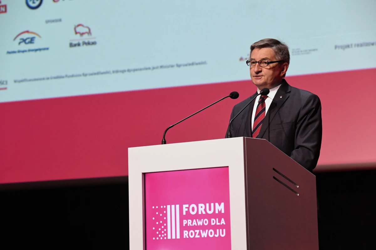 Niesiemy w sobie dla Unii Europejskiej i świata europejskiego potrzebę powrotu do uporządkowania wartości, z których cywilizacja europejska wyrasta; do nich należy chrześcijaństwo - powiedział Marek Kuchciński. Marszałek Sejmu otworzył drugi dzień odbywającej się w Krakowie konferencji - Forum Prawo dla Rozwoju. Forum jest międzynarodowym kongresem prawno-ekonomiczno-społecznym. Tematyka obrad podzielona jest na trzy bloki: sprawiedliwość i bezpieczeństwo, prawo i gospodarka oraz cywilizacja i wartości.