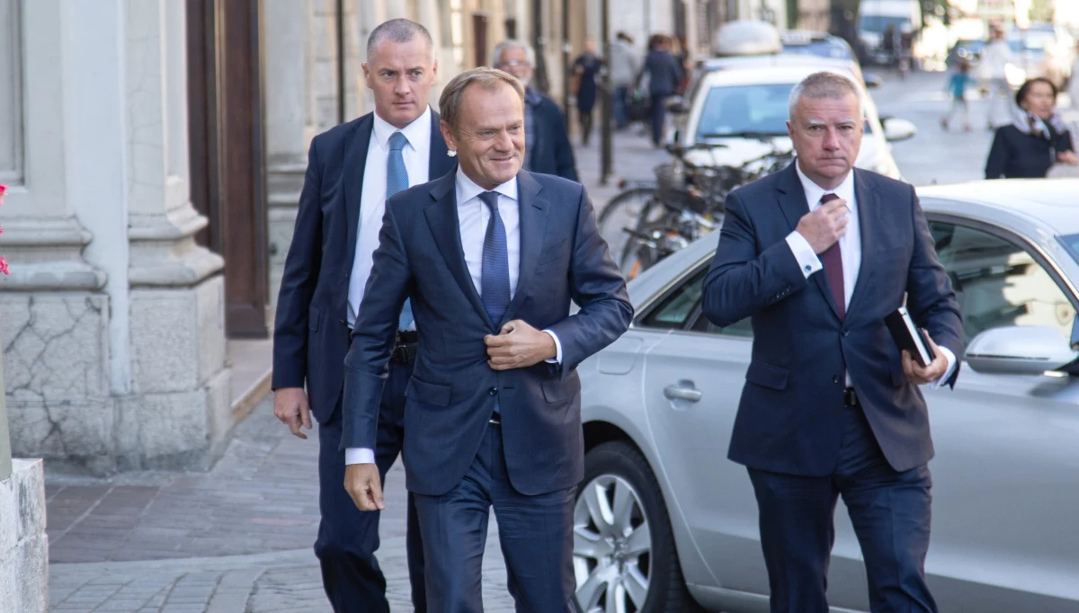 ​Przewodniczący Rady Europejskiej, były premier Donald Tusk zaapelował na Rynku Głównym w Krakowie o "elementarne pojednanie między Polakami", które - jak mówił - jest absolutnie nakazem chwili. Dodał także, że Polska nie musi "wstawać z kolan", bo nigdy na nich nie była.