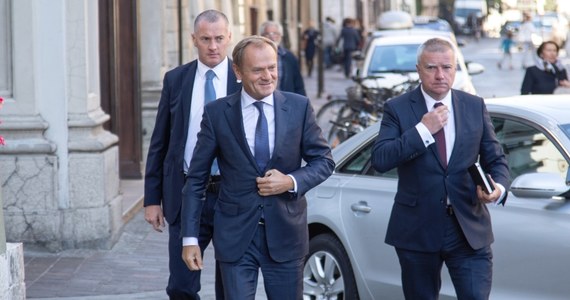 ​Przewodniczący Rady Europejskiej, były premier Donald Tusk zaapelował na Rynku Głównym w Krakowie o "elementarne pojednanie między Polakami", które - jak mówił - jest absolutnie nakazem chwili. Dodał także, że Polska nie musi "wstawać z kolan", bo nigdy na nich nie była.