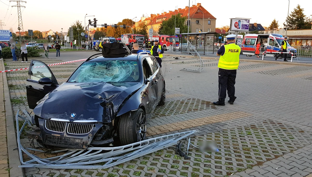 ​Samochód wjechał na chodnik przy przystanku autobusowym na ulicy Borowskiej we Wrocławiu. Rannych zostało kilka osób.