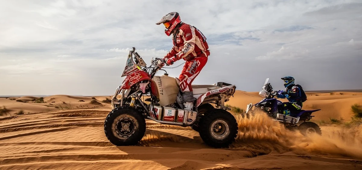 Po piątkowych przygodach i sześciu godzinach spędzonych samotnie na pustyni w oczekiwaniu na pomoc, Rafał Sonik wznowił walkę na trasie drugiego etapu Rajdu Maroka. Jego zespół zdołał naprawić urwany sworzeń wahacza, a tym samym przedłużył nadzieję Polaka na wywalczenie drugiego miejsca w klasyfikacji generalnej Pucharu Świata.  