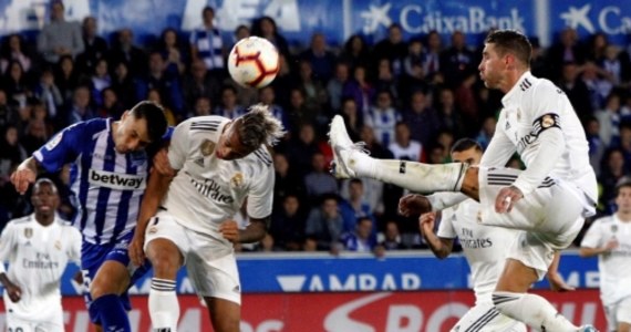 ​Piłkarze Realu Madrytu przegrali na wyjeździe z Alaves 0:1, tracąc gola w ostatnich sekundach. Rewelacyjni gospodarze zrównali się punktami z "Królewskimi" i prowadzącą w tabeli Barceloną, która w niedzielę w szlagierze 8. kolejki zagra na wyjeździe z Valencią.