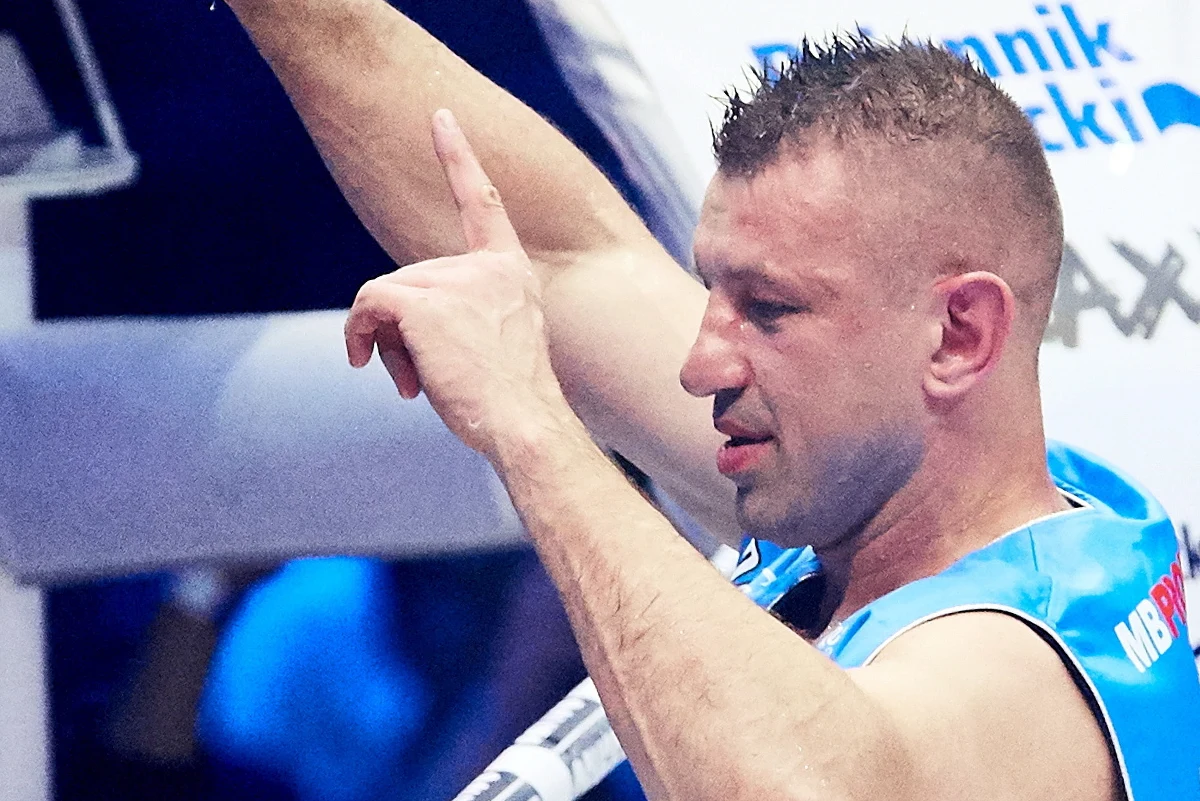 ​Niecałe cztery minuty trwał pojedynek w kategorii ciężkiej Tomasza Adamka z faworyzowanym Amerykaninem Jarrellem Millerem. Na ringu w Chicago Miller znokautował polskiego boksera na początku drugiej rundy.