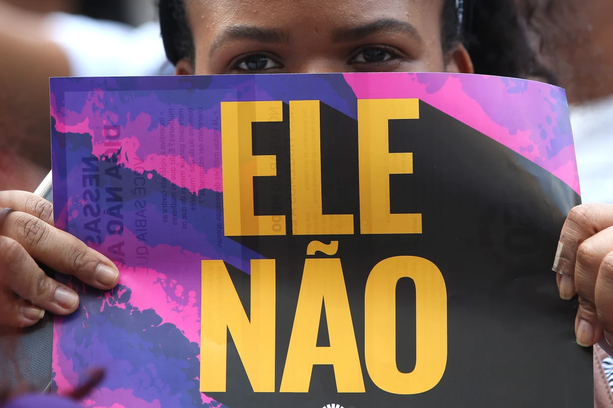 Jair Bolsonaro powiedział o swoje przeciwniczce politycznej, że jest zbyt brzydka, by warto było ją zgwałcić. To sprawiło, że na ulice San Paulo wyszło sto tysięcy kobiet, organizując wcześniej w mediach społecznościowych kampanię #NieOn. Jednak wielu Brazylijczyków chce, by to właśnie ten człowiek został nowym prezydentem tego kraju. Według ostatnich sondaży, skrajnie prawicowy kandydat na prezydenta Brazylii zwiększył swą przewagę nad lewicowym rywalem Fernando Haddadem przed niedzielnymi wyborami i prowadzi już z 35-proc. poparciem.