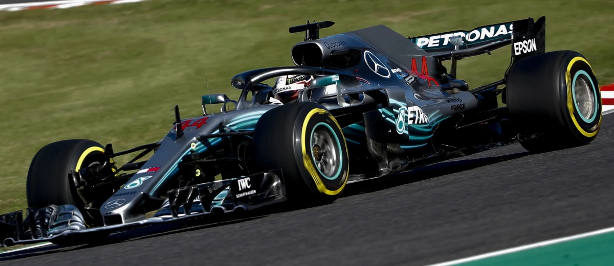 Broniący tytułu mistrza świata Formuły 1 Brytyjczyk Lewis Hamilton z zespołu Mercedesa wygrał w niedzielę na torze Suzuka wyścig o Grand Prix Japonii, 17. rundę cyklu. Umocnił się na pozycji lidera w klasyfikacji generalnej. Dzień wcześniej Hamilton po raz 80. wywalczył pole position, a po raz ósmy w tym sezonie. Drugie miejsce w GP Japonii wywalczył Fin Valtteri Bottas (Mercedes), a trzecie Holender Max Verstappen (Red Bull-TAG Heuer).
