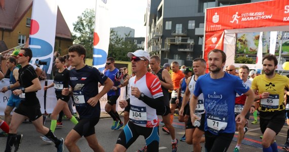 Znamy zwycięzców Silesia Maratonu na Stadionie Śląskim! Wśród nich najszybszy okazał się Andrzej Rogiewicz z wynikiem 2:26:40. Na początku dystansu prowadził Rafał Czarnecki, który w tym maratonie startował razem z żoną. Jednak przed 30 kilometrem na prowadzenie wyszedł Rogiewicz, który pierwszego miejsca nie oddał aż do mety. Wśród pań najlepsza w niedzielę była Patrycja Włodarczyk. 