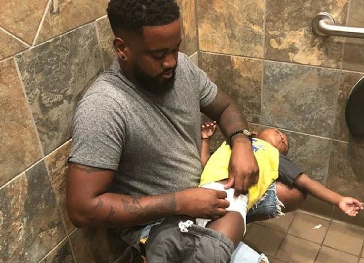 Donte Palmer robił to wiele razy. W końcu uznał, że zbyt wiele razy i opublikował w mediach społecznościowych zdjęcia, na których widać, jak zmienia synkowi pieluchę: najczęściej trzymając malca na swoich kolanach w męskiej toalecie. 