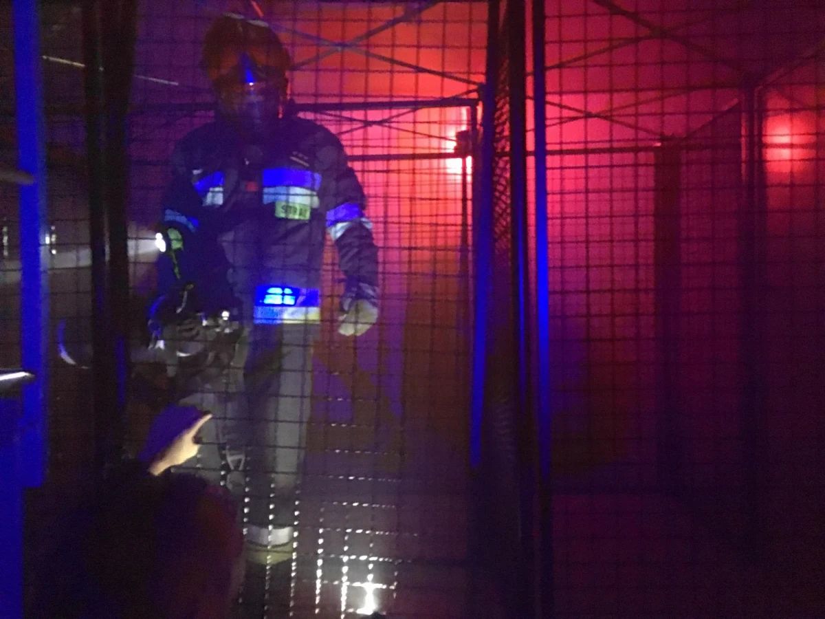 Z ulicy Lelewela w Pile, przy której stoi Jednostka Ratowniczo Gaśnicza nr 2 jej nie widać. Kiedy tylko wejdzie się na dziedziniec oddanej kilkanaście lat temu jednostki – w oczy od razu rzuca się napis Komora Dymowa. To w niej strażacy co jakiś czasu muszą przechodzić testy, które mają dać odpowiedź na pytanie, czy są gotowi do dalszej służby. Oprócz obowiązku, trening w komorze to też idealne miejsce, by choć w niewielkim stopniu poczuć się jak w warunkach, z którymi strażacy mogą się zetknąć w realnych sytuacjach. Temperatura w jednej z sal komory przekracza 70 stopni Celsjusza. Druga jest całkowicie zadymiona. W obu panuje całkowita ciemność, a strażakom którzy pokonują przeszkody – towarzyszą też przerażające dźwięki emitowane ze specjalnego syntezatora. To np. krzyk uwięzionego w pożarze dziecka, błaganie o pomoc starszego mężczyzny, walący się strop czy wycie uwięzionych w płonącej oborze zwierząt. Zanim jednak strażacy rozpoczną ćwiczenie – muszą przejść testy. Ich dowódcy muszą mieć pewność, że poradzą sobie z obciążeniem – psychicznym i fizycznym już w środku. 