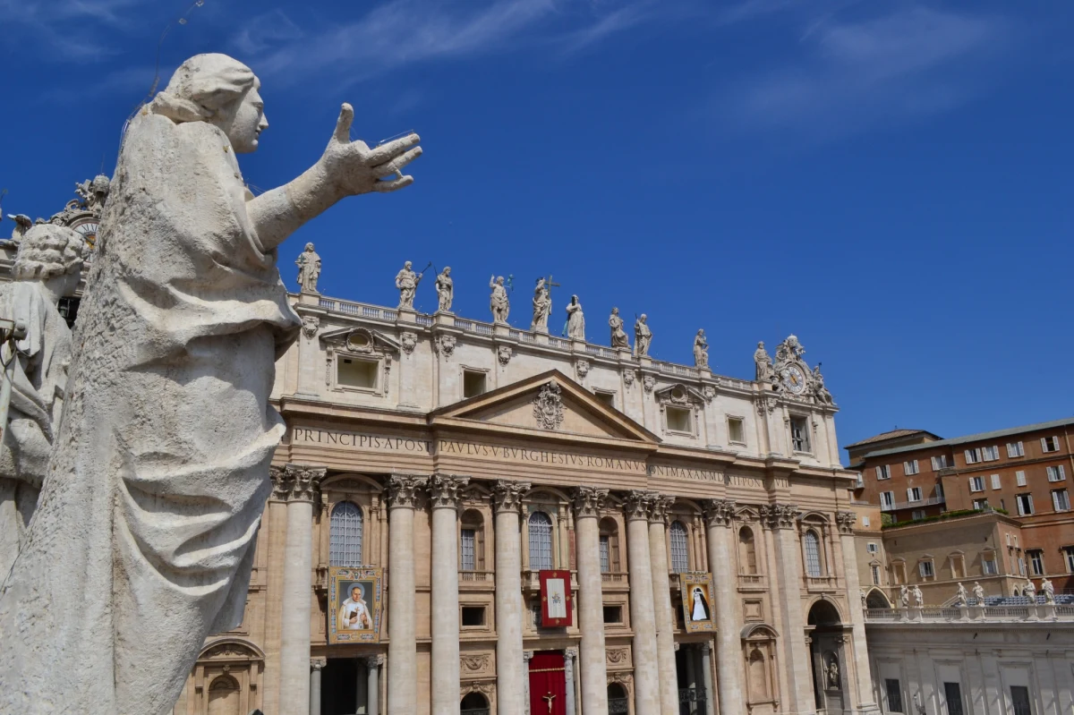 Papież Franciszek powiedział, że Kościół niestrudzenie głosi piękno małżeństwa i ma zadanie okazywać bliskość tym parom, które doświadczają rozbicia ich związków. Wskazał, że w obliczu rozpadu tak wielu małżeństw potrzebne jest miłosierdzie Kościoła.